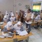 Kepala SMA Negeri 1 Bireuen, Yuslina, SPd.,MM, bersama Sekretaris Ikamansa Erwin dan pengurus turut melaksanakan pendamping ujian Try Out TKA SMA kelas XII, Senin (14/9) pagi