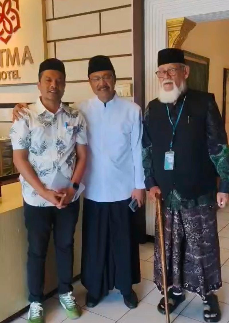 Kepala Dinas Sosial, Dr Alfian M.Pd bersama Waled NU dan Menteri Sosial RI, Saifullah Yusuf