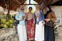 Kaprodi Perbankan Syariah Universitas Islam Aceh (UIA), Paya Lipah Peusangan, Bireuen Pocut Ainiah SE ME, bersama APSKPS, ikut PkM Internasional, di Kabupaten Lombok Tengah, Nusa Tenggara Barat, Rabu - Jumat (16-18/9).