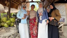 Kaprodi Perbankan Syariah Universitas Islam Aceh (UIA), Paya Lipah Peusangan, Bireuen Pocut Ainiah SE ME, bersama APSKPS, ikut PkM Internasional, di Kabupaten Lombok Tengah, Nusa Tenggara Barat, Rabu - Jumat (16-18/9).
