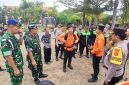 Kapolres Bireuen, AKBP Yulhendri, SH.,SIK.,SPsi.,MH dan Forkopimda melihat peralatan penanggulangan bencana milik Pos SAR dan Shabara, usai gelar apel pasukan di Mapolres, Kamis (3/9) pagi.