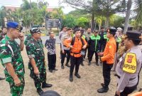 Kapolres Bireuen, AKBP Yulhendri, SH.,SIK.,SPsi.,MH dan Forkopimda melihat peralatan penanggulangan bencana milik Pos SAR dan Shabara, usai gelar apel pasukan di Mapolres, Kamis (3/9) pagi.