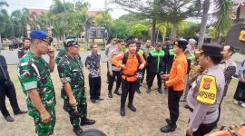 Kapolres Bireuen, AKBP Yulhendri, SH.,SIK.,SPsi.,MH dan Forkopimda melihat peralatan penanggulangan bencana milik Pos SAR dan Shabara, usai gelar apel pasukan di Mapolres, Kamis (3/9) pagi.
