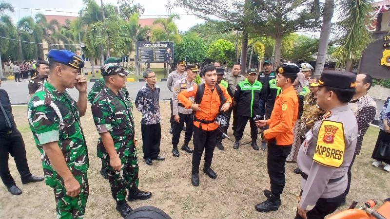 Kapolres Bireuen, AKBP Yulhendri, SH.,SIK.,SPsi.,MH dan Forkopimda melihat peralatan penanggulangan bencana milik Pos SAR dan Shabara, usai gelar apel pasukan di Mapolres, Kamis (3/9) pagi.