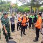 Kapolres Bireuen, AKBP Yulhendri, SH.,SIK.,SPsi.,MH dan Forkopimda melihat peralatan penanggulangan bencana milik Pos SAR dan Shabara, usai gelar apel pasukan di Mapolres, Kamis (3/9) pagi.