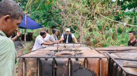 Bupati Bireuen, Ir H Mukhlis ST meninjau sumur minyak masyarakat BPMA dan pihak Kementrian ESDM, Rabu (2/9) pagi