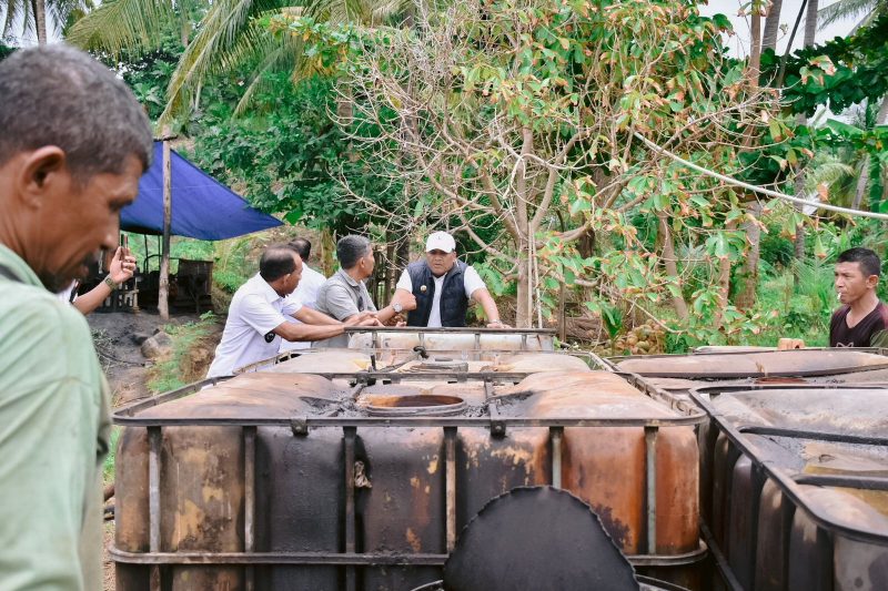 Bupati Bireuen, Ir H Mukhlis ST meninjau sumur minyak masyarakat BPMA dan pihak Kementrian ESDM, Rabu (2/9) pagi