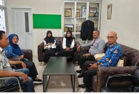 Kadis Pendidikan dan Kebudayaan, Dr Muslim bersama Kabid Pembinaan SMP, Azhari S.Pd M.Pd, Kepala SMP Sukma Bangsa Bireuen dan wali siswa yang dilapor ke polisi saat proses mediasi, Senin (14/9)