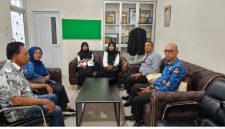 Kadis Pendidikan dan Kebudayaan, Dr Muslim bersama Kabid Pembinaan SMP, Azhari S.Pd M.Pd, Kepala SMP Sukma Bangsa Bireuen dan wali siswa yang dilapor ke polisi saat proses mediasi, Senin (14/9)