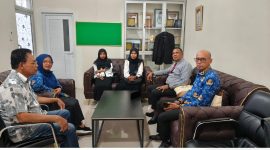 Kadis Pendidikan dan Kebudayaan, Dr Muslim bersama Kabid Pembinaan SMP, Azhari S.Pd M.Pd, Kepala SMP Sukma Bangsa Bireuen dan wali siswa yang dilapor ke polisi saat proses mediasi, Senin (14/9)
