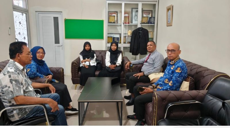 Kadis Pendidikan dan Kebudayaan, Dr Muslim bersama Kabid Pembinaan SMP, Azhari S.Pd M.Pd, Kepala SMP Sukma Bangsa Bireuen dan wali siswa yang dilapor ke polisi saat proses mediasi, Senin (14/9)