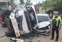 Petugas Satlantas di lokasi tabrakan beruntun empat mobil di jalan Medan-Banda Aceh, Gampong Tingkeum Mayang, Kecamatan Kutablang Bireuen, Senin (14/9) pagi.