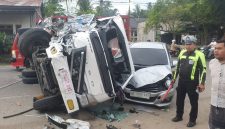 Petugas Satlantas di lokasi tabrakan beruntun empat mobil di jalan Medan-Banda Aceh, Gampong Tingkeum Mayang, Kecamatan Kutablang Bireuen, Senin (14/9) pagi.