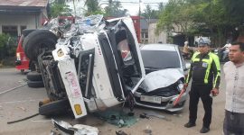 Petugas Satlantas di lokasi tabrakan beruntun empat mobil di jalan Medan-Banda Aceh, Gampong Tingkeum Mayang, Kecamatan Kutablang Bireuen, Senin (14/9) pagi.