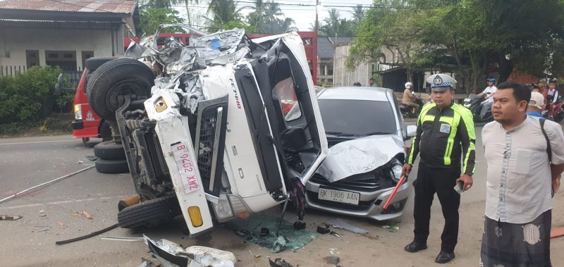 Petugas Satlantas di lokasi tabrakan beruntun empat mobil di jalan Medan-Banda Aceh, Gampong Tingkeum Mayang, Kecamatan Kutablang Bireuen, Senin (14/9) pagi.