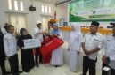 Wakil Bupati Bireuen, Ir H Razuardi, MT dan pejabat terkait menyerahkan anthropometric kit kepada penerima, di Aula Dinas Kesehatan, Rabu (23/9) pagi.