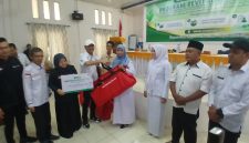 Wakil Bupati Bireuen, Ir H Razuardi, MT dan pejabat terkait menyerahkan anthropometric kit kepada penerima, di Aula Dinas Kesehatan, Rabu (23/9) pagi.