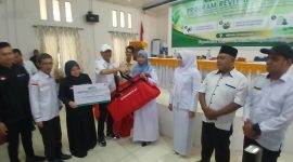 Wakil Bupati Bireuen, Ir H Razuardi, MT dan pejabat terkait menyerahkan anthropometric kit kepada penerima, di Aula Dinas Kesehatan, Rabu (23/9) pagi.
