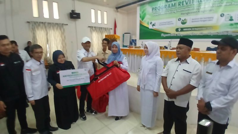 Wakil Bupati Bireuen, Ir H Razuardi, MT dan pejabat terkait menyerahkan anthropometric kit kepada penerima, di Aula Dinas Kesehatan, Rabu (23/9) pagi.