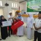 Wakil Bupati Bireuen, Ir H Razuardi, MT dan pejabat terkait menyerahkan anthropometric kit kepada penerima, di Aula Dinas Kesehatan, Rabu (23/9) pagi.