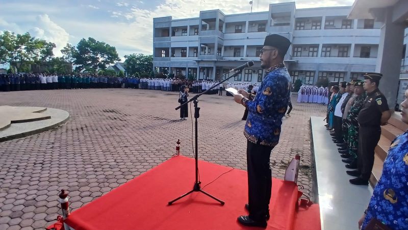 Wakil Bupati Bireuen, Ir H Razuardi, MT inspektur upacara peringatan Hari Pendidikan Daerah Aceh (Hardikda) ke-67 di lapangan Kapuspemkab, Senin (7/9) pagi.