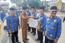 Wakil Bupati Bireuen, Ir H Razuardi, MT didampingi Kadiskominsa M Zubair, SH.,MH serahkan penghargaan kepada kepala dinas terkait, dihalaman Pendopo Bupati, Senin (14/9) pagi.