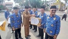 Wakil Bupati Bireuen, Ir H Razuardi, MT didampingi Kadiskominsa M Zubair, SH.,MH serahkan penghargaan kepada kepala dinas terkait, dihalaman Pendopo Bupati, Senin (14/9) pagi.