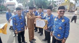 Wakil Bupati Bireuen, Ir H Razuardi, MT didampingi Kadiskominsa M Zubair, SH.,MH serahkan penghargaan kepada kepala dinas terkait, dihalaman Pendopo Bupati, Senin (14/9) pagi.