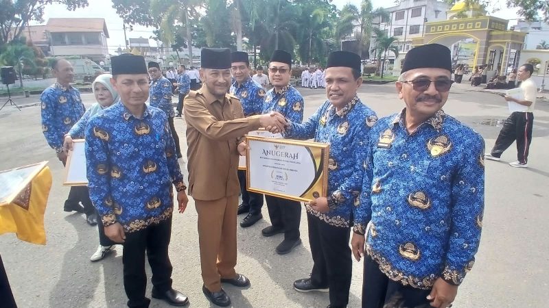 Wakil Bupati Bireuen, Ir H Razuardi, MT didampingi Kadiskominsa M Zubair, SH.,MH serahkan penghargaan kepada kepala dinas terkait, dihalaman Pendopo Bupati, Senin (14/9) pagi.