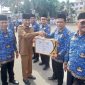 Wakil Bupati Bireuen, Ir H Razuardi, MT didampingi Kadiskominsa M Zubair, SH.,MH serahkan penghargaan kepada kepala dinas terkait, dihalaman Pendopo Bupati, Senin (14/9) pagi.