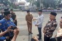 Wakil Bupati Bireuen, Ir H Razuardi, MT bersama Forkopimda serah penghargaan kepada pembina olahraga, atlit, pelatih serta wasit saat peringatan Haornas ke-43 di halaman Pendopo Bupati, Senin (14/9) pagi.