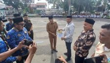 Wakil Bupati Bireuen, Ir H Razuardi, MT bersama Forkopimda serah penghargaan kepada pembina olahraga, atlit, pelatih serta wasit saat peringatan Haornas ke-43 di halaman Pendopo Bupati, Senin (14/9) pagi.