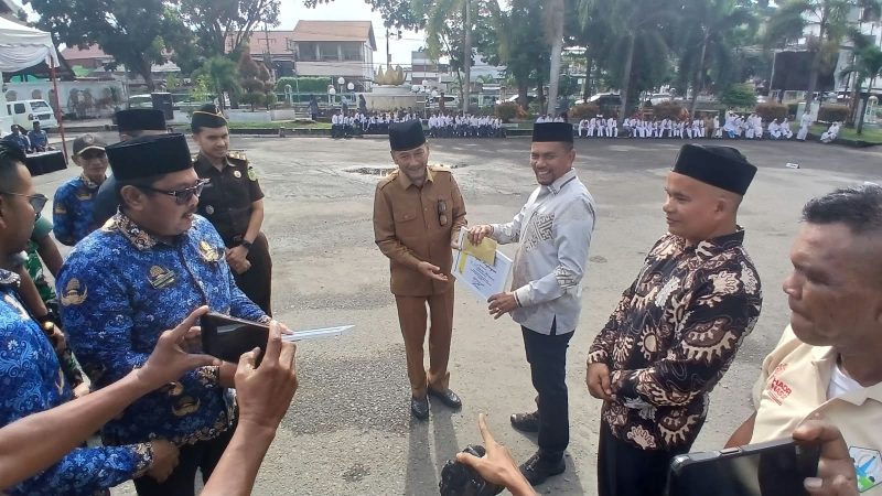 Wakil Bupati Bireuen, Ir H Razuardi, MT bersama Forkopimda serah penghargaan kepada pembina olahraga, atlit, pelatih serta wasit saat peringatan Haornas ke-43 di halaman Pendopo Bupati, Senin (14/9) pagi.