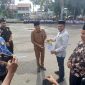 Wakil Bupati Bireuen, Ir H Razuardi, MT bersama Forkopimda serah penghargaan kepada pembina olahraga, atlit, pelatih serta wasit saat peringatan Haornas ke-43 di halaman Pendopo Bupati, Senin (14/9) pagi.