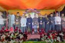 Camat Peudada, Erry Seprinaldy, S.STP.,S.Sos.,MSi mengukuhkan para Dewan Hakim MTQ ke-38 tingkat kecamatan setempat, di halaman Masjid Besar Baitunnur, Minggu (18/10) malam.