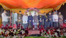Camat Peudada, Erry Seprinaldy, S.STP.,S.Sos.,MSi mengukuhkan para Dewan Hakim MTQ ke-38 tingkat kecamatan setempat, di halaman Masjid Besar Baitunnur, Minggu (18/10) malam.