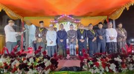 Camat Peudada, Erry Seprinaldy, S.STP.,S.Sos.,MSi mengukuhkan para Dewan Hakim MTQ ke-38 tingkat kecamatan setempat, di halaman Masjid Besar Baitunnur, Minggu (18/10) malam.