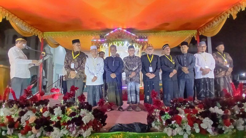 Camat Peudada, Erry Seprinaldy, S.STP.,S.Sos.,MSi mengukuhkan para Dewan Hakim MTQ ke-38 tingkat kecamatan setempat, di halaman Masjid Besar Baitunnur, Minggu (18/10) malam.