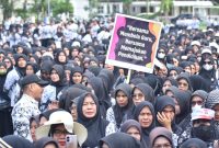 Seribuan guru di Kabupaten Bireuen menggelar aksi demo di alun-alun kota, Kamis (8/10)