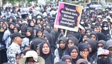 Seribuan guru di Kabupaten Bireuen menggelar aksi demo di alun-alun kota, Kamis (8/10)