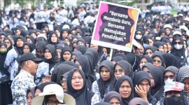 Seribuan guru di Kabupaten Bireuen menggelar aksi demo di alun-alun kota, Kamis (8/10)