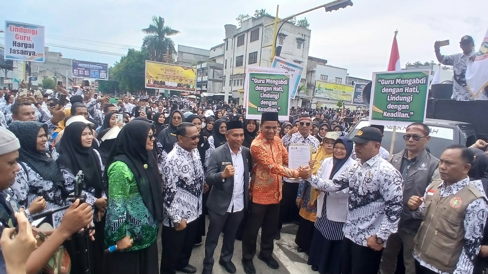 Ketua PGRI Bireuen, Zia Ulhaq S.Pd menyerahkan pernyataan sikap kepada Ketua Komisi V DPRK Bireuen, Kamis (8/10)