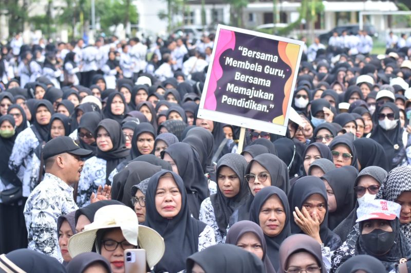 Seribuan guru di Kabupaten Bireuen menggelar aksi demo di alun-alun kota, Kamis (8/10)