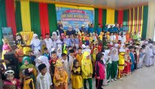 Kadisdikbud Bireuen, Dr Muslim, MSi dan pejabat terkait foto bersama anak-anak peserta lomba, di Aula Disdikbud, Minggu (4/10) pagi.