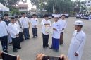 Wakil Bupati Bireuen, Ir Razuardi  MT dan Forkopimda serahkan beasiswa kepada santri hafiz Alquran dalam peringatan Hari Santri Nasional di halaman Pendopo Bupati, Kamis (22/10) pagi.
