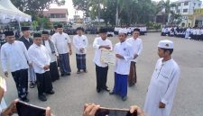 Wakil Bupati Bireuen, Ir Razuardi MT dan Forkopimda serahkan beasiswa kepada santri hafiz Alquran dalam peringatan Hari Santri Nasional di halaman Pendopo Bupati, Kamis (22/10) pagi.