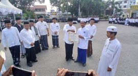 Wakil Bupati Bireuen, Ir Razuardi  MT dan Forkopimda serahkan beasiswa kepada santri hafiz Alquran dalam peringatan Hari Santri Nasional di halaman Pendopo Bupati, Kamis (22/10) pagi.