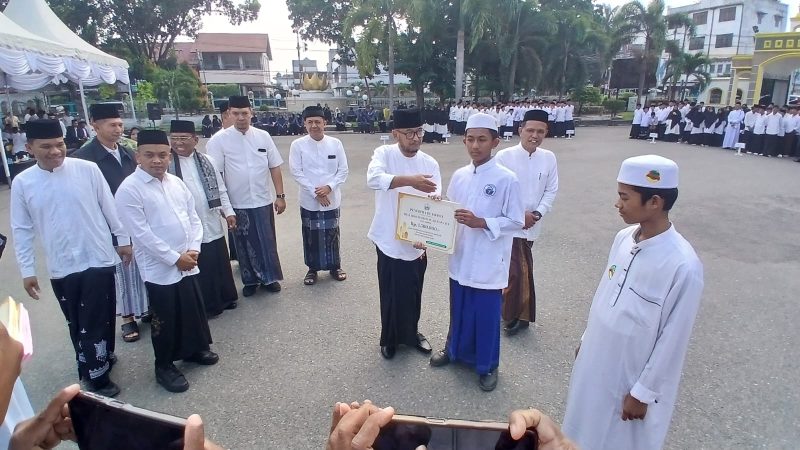 Wakil Bupati Bireuen, Ir Razuardi  MT dan Forkopimda serahkan beasiswa kepada santri hafiz Alquran dalam peringatan Hari Santri Nasional di halaman Pendopo Bupati, Kamis (22/10) pagi.
