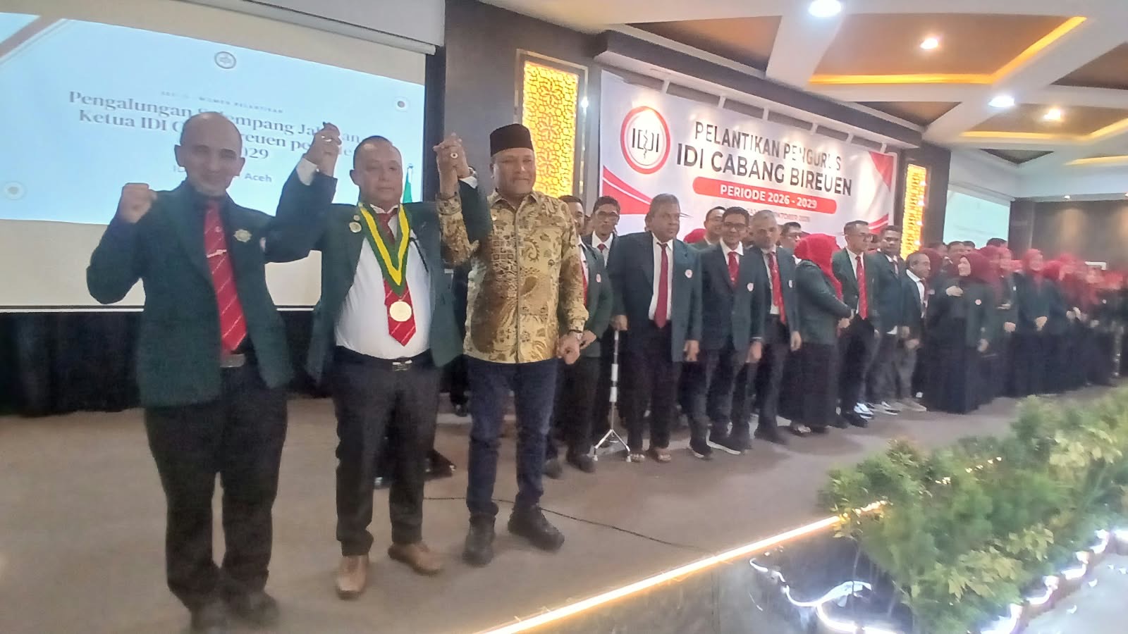 Ketua IDI Wilayah Aceh, dr. Muntadar, Sp.B., Subsp.Ped(K) melantik pengurus IDI Cabang Bireuen Periode 2026-2029 di Aula Hotel Fajar, Sabtu (10/10) pagi.