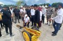 Bupati Bireuen, Ir H Mukhlis, ST meledakkan meriam bambu Festival Toet Budee Trieng Piala Bupati memeriahkan HUT ke-27 Kabupaten Bireuen, dilapangan Paya Kareung, Sabtu (10/10) siang.